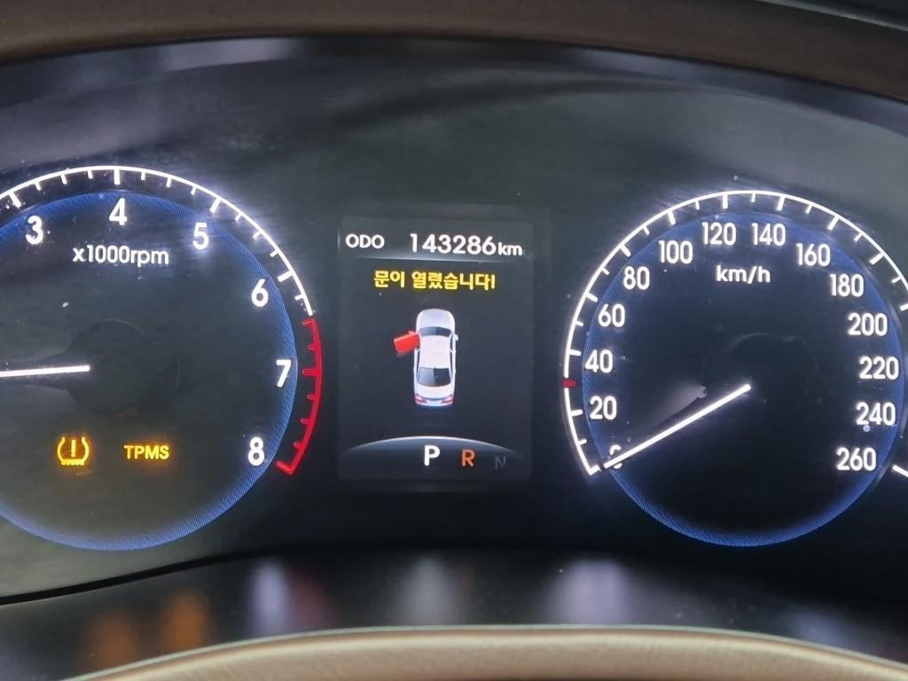 HYUNDAI Genesis - Vista 6