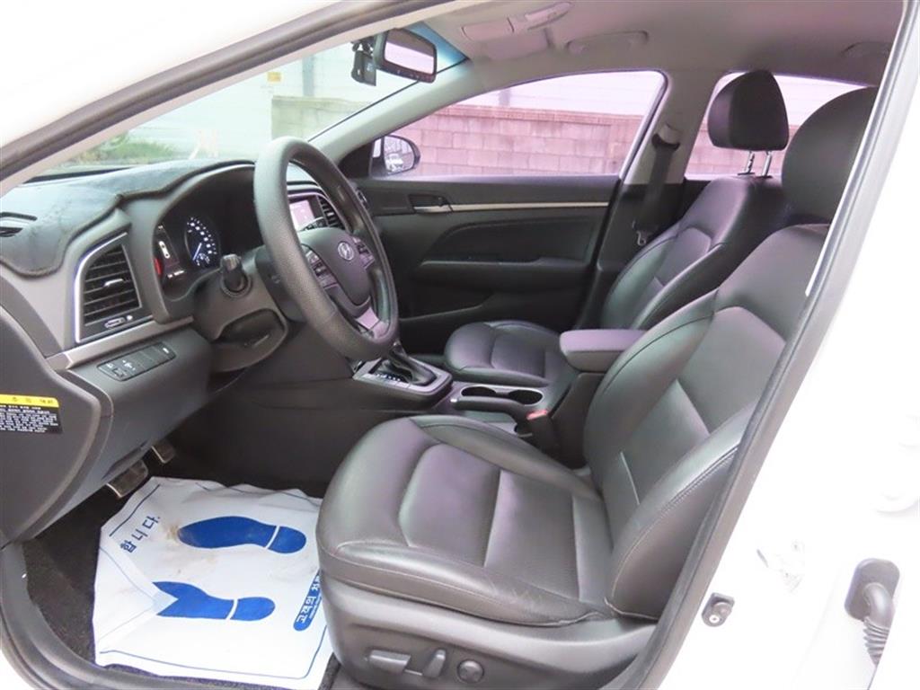 HYUNDAI Avante - Vista 9