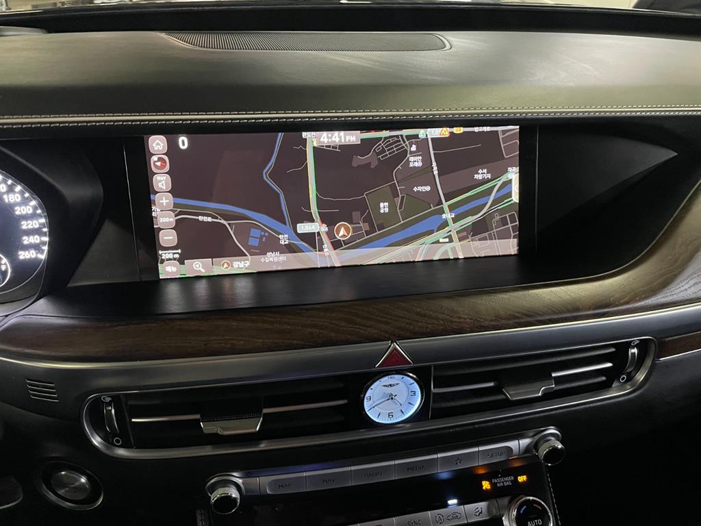 Genesis G90 - Vista 8