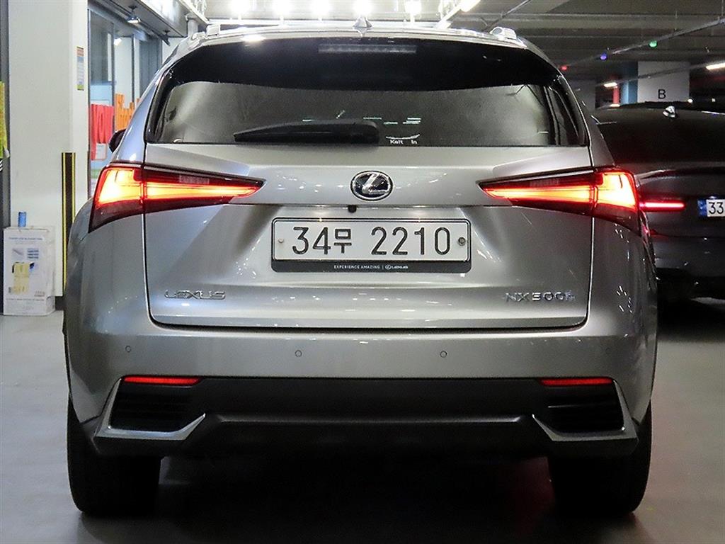 Lexus NX - Vista 5