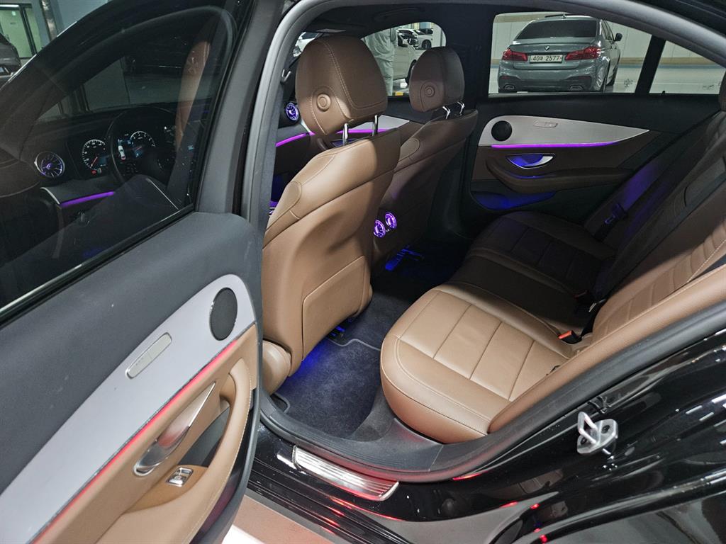 Mercedes Benz E class - Vista 8