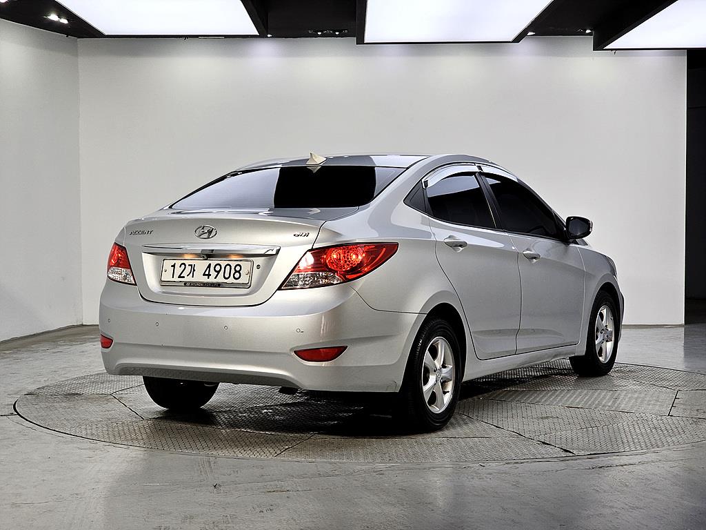 HYUNDAI Accent - Vista 4