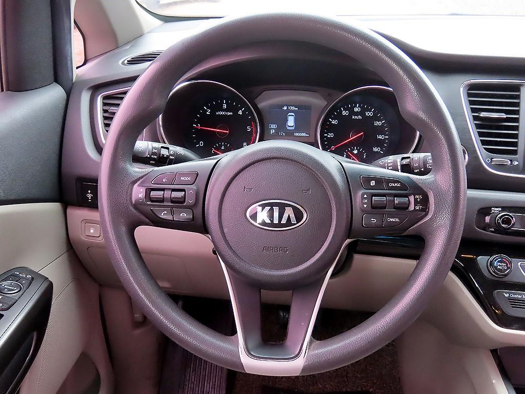 KIA Carnival - Vista 8