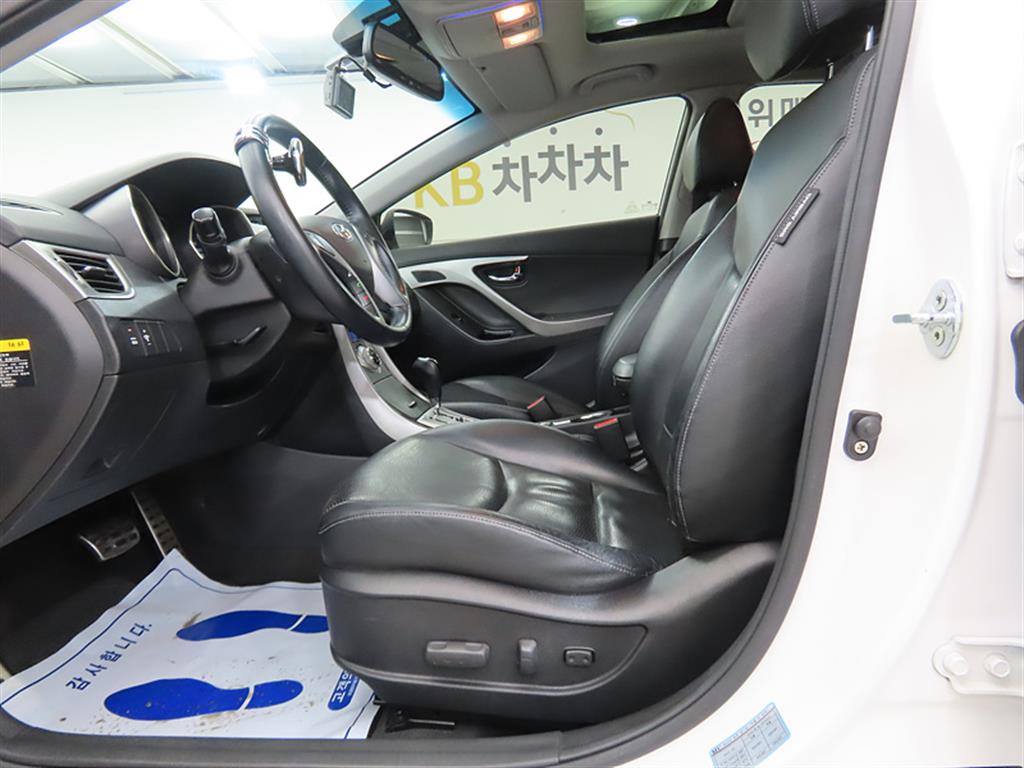 HYUNDAI Avante - Vista 5