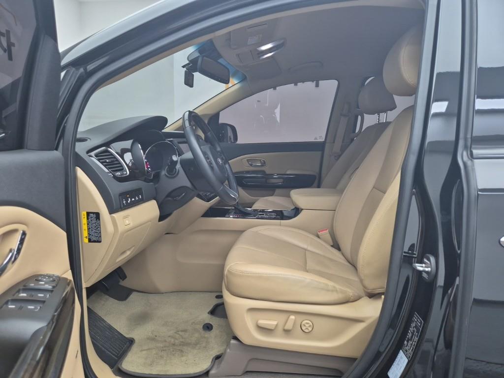 KIA Carnival - Vista 11