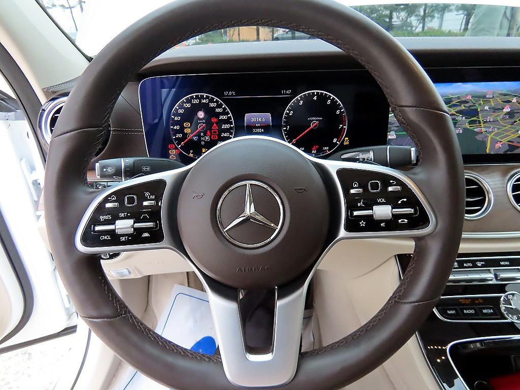 Mercedes Benz E class - Vista 8