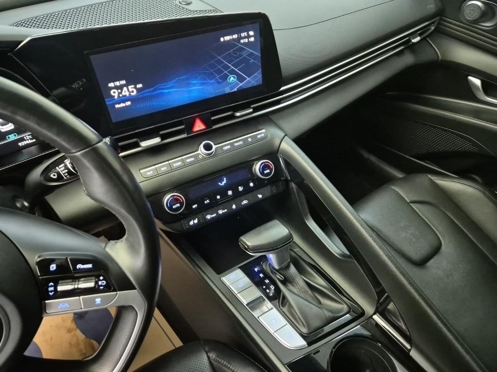 HYUNDAI Avante - Vista 10