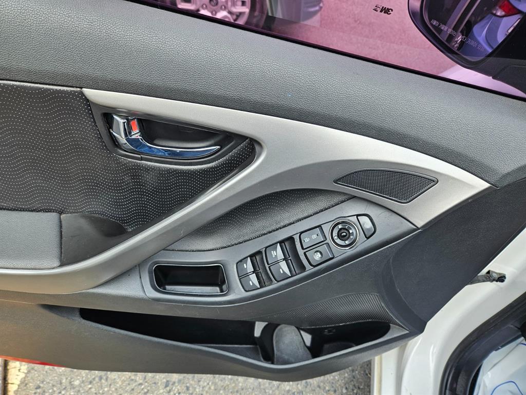 HYUNDAI Avante - Vista 11