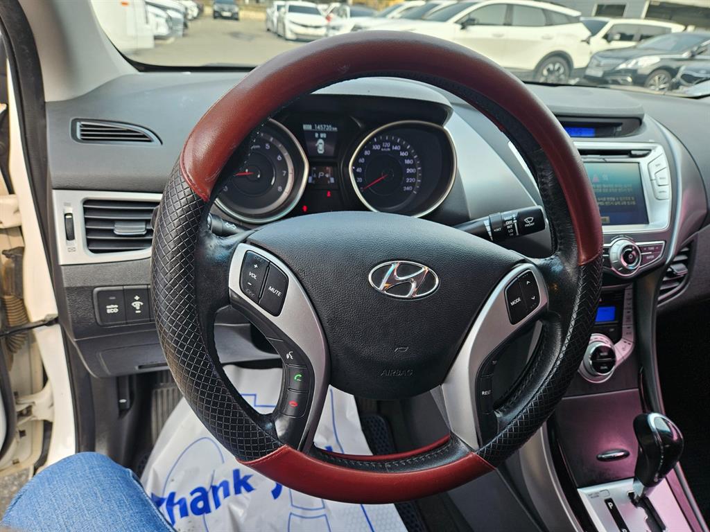 HYUNDAI Avante - Vista 5