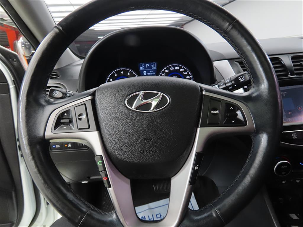 HYUNDAI Accent - Vista 8