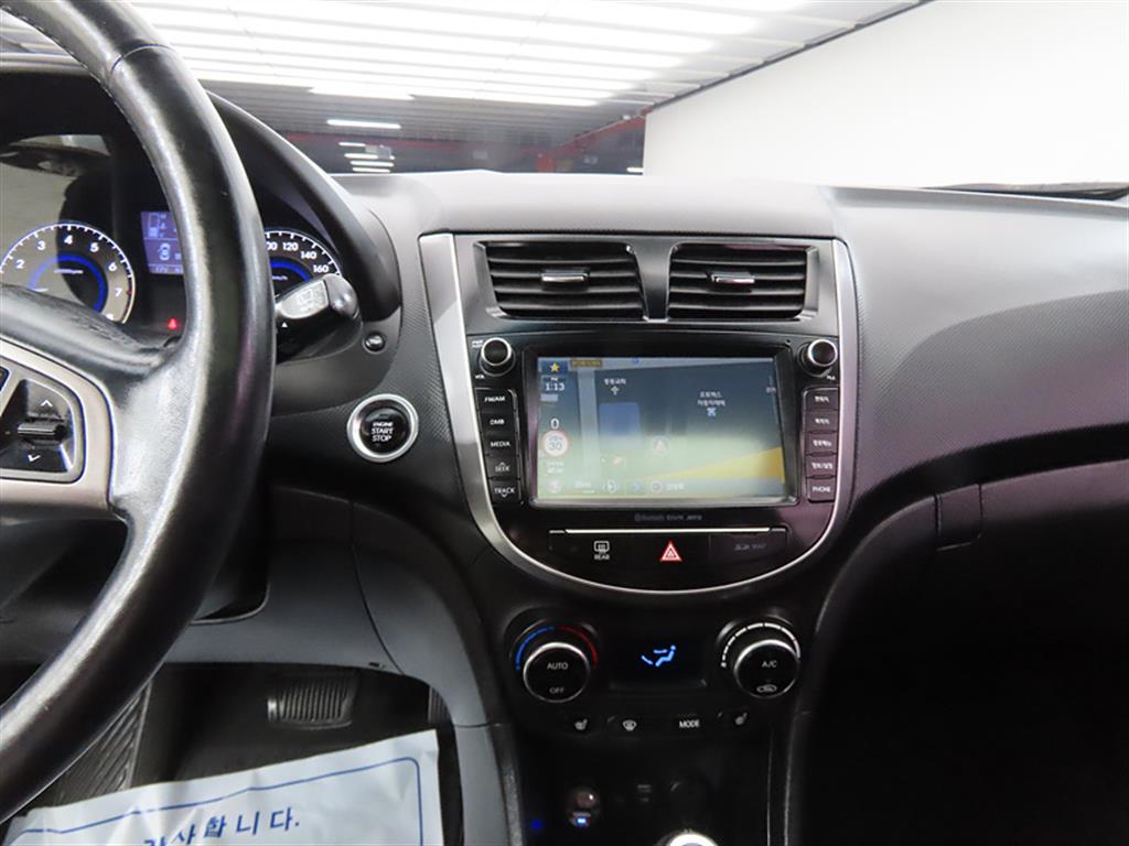 HYUNDAI Accent - Vista 12