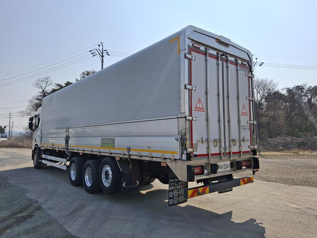 medium and large cargo truck - Vista 5