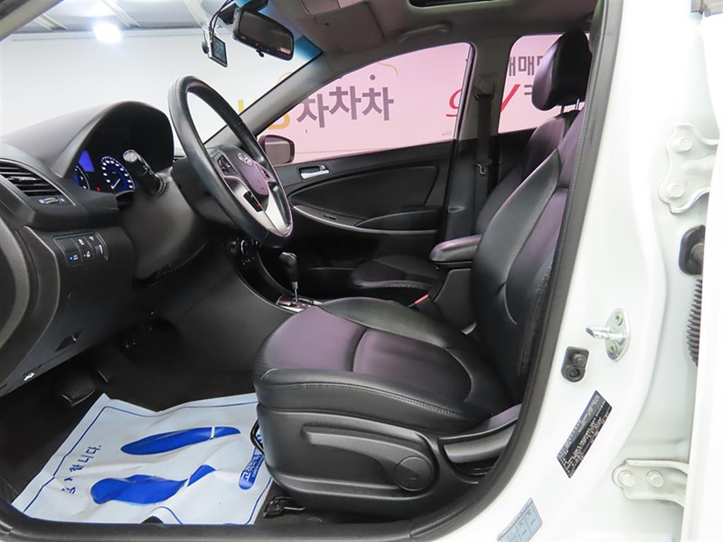 HYUNDAI Accent - Vista 5