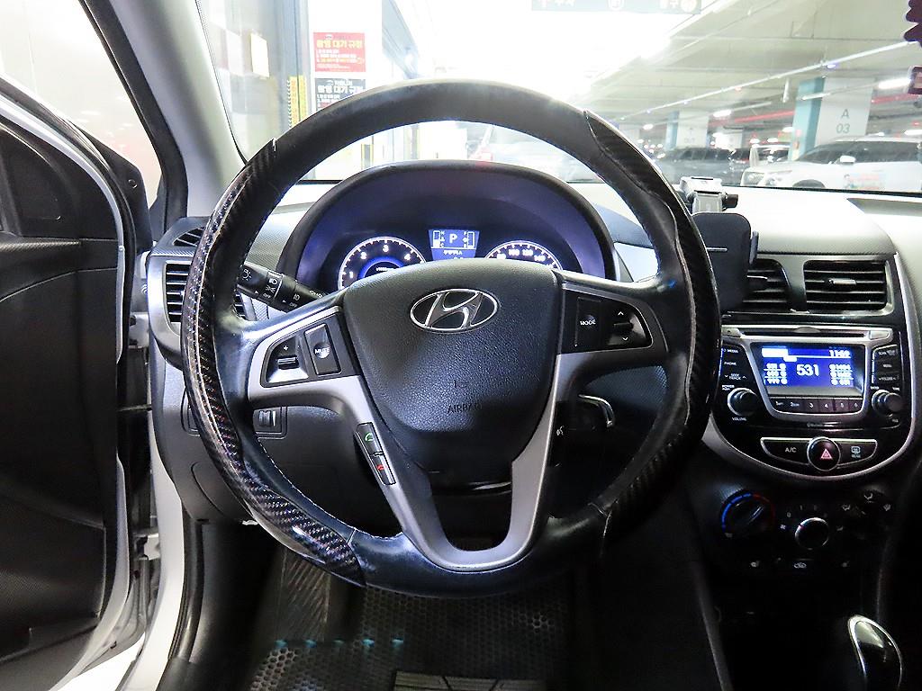 HYUNDAI Accent - Vista 8