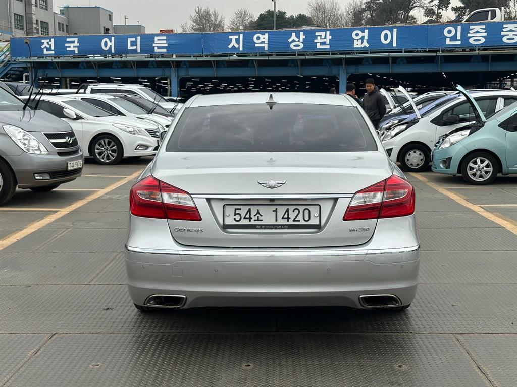 HYUNDAI Genesis - Vista 3