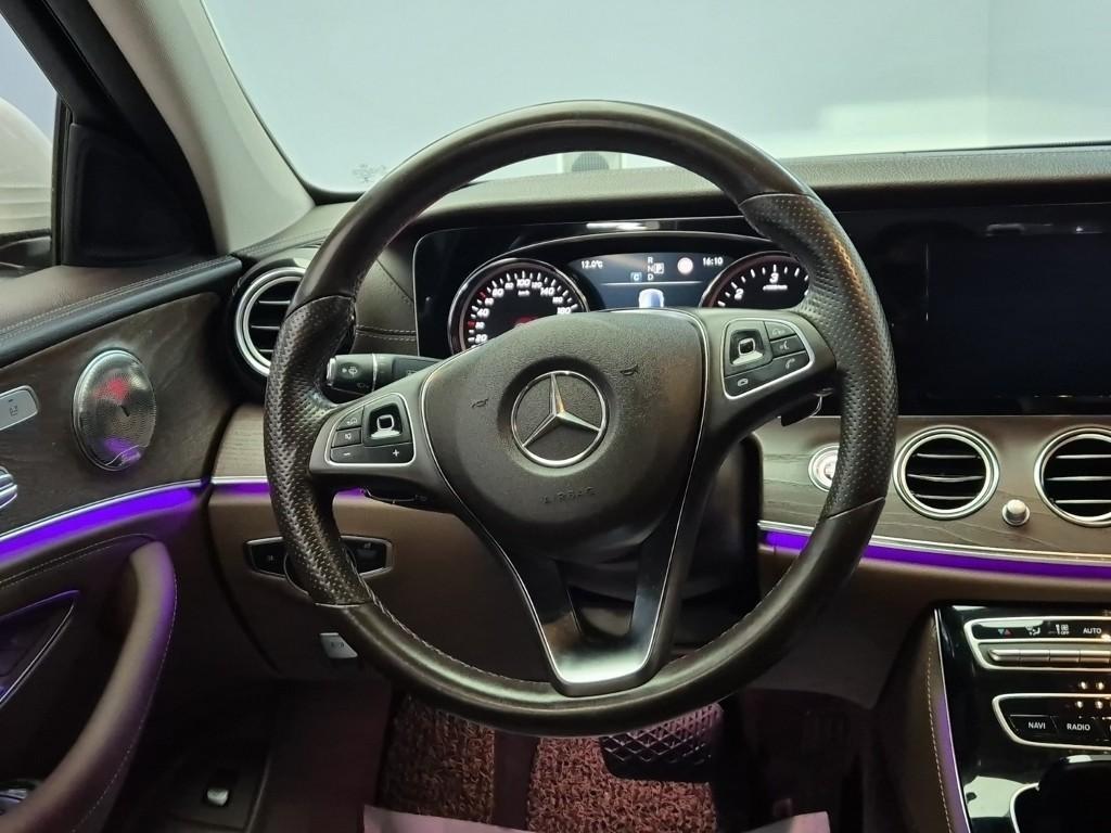 Mercedes Benz E class - Vista 9