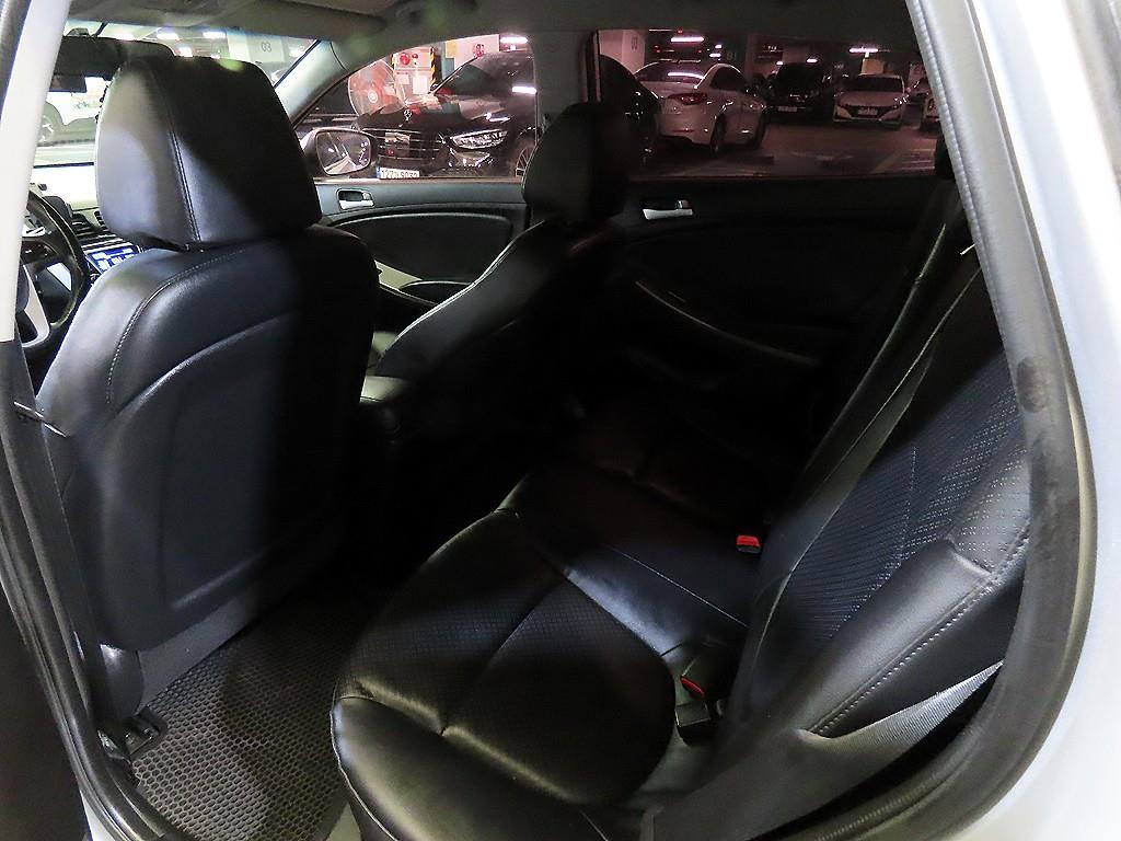 HYUNDAI Accent - Vista 7