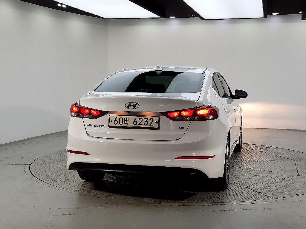 HYUNDAI Avante - Vista 3