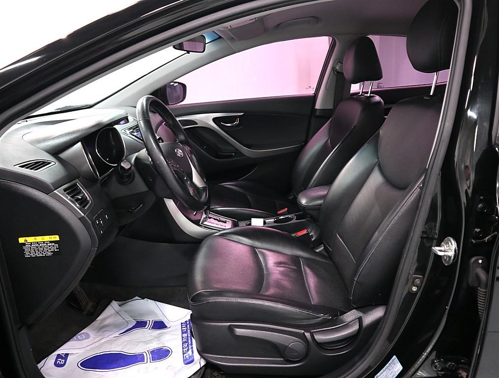 HYUNDAI Avante - Vista 9