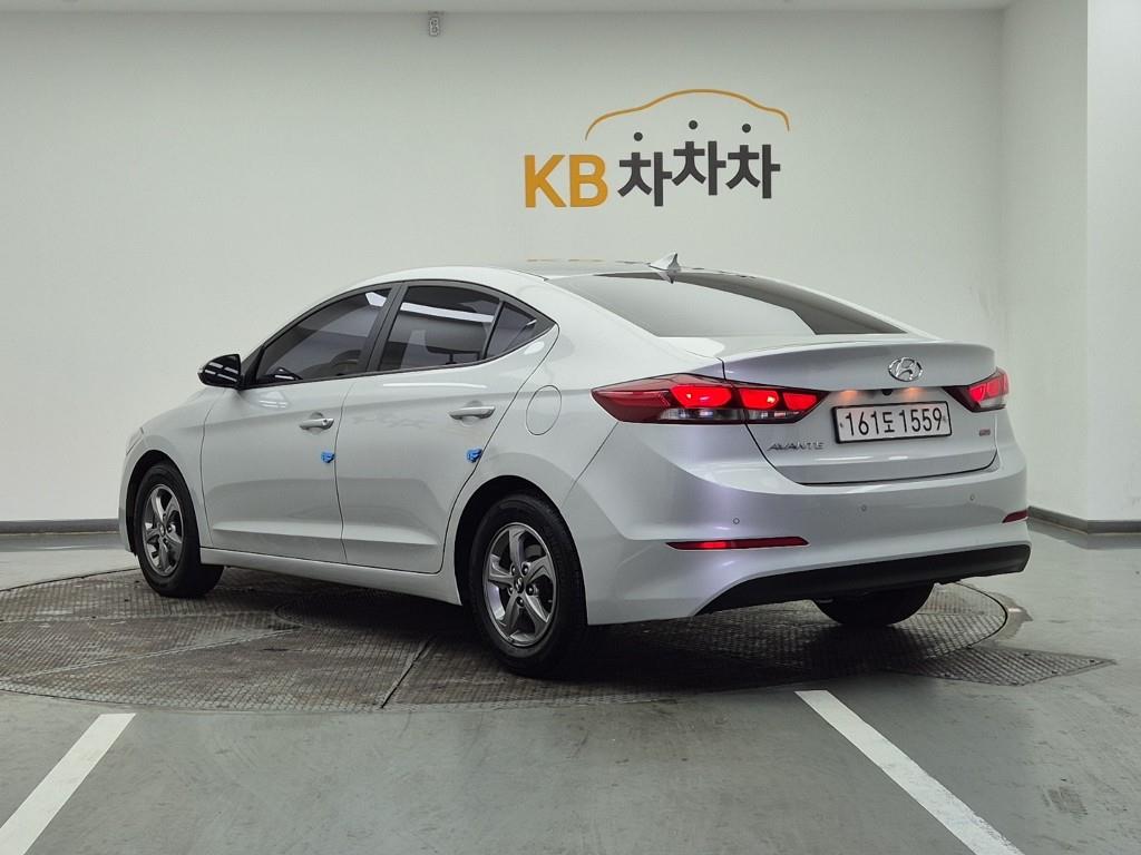 HYUNDAI Avante - Vista 3