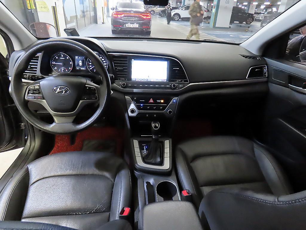 HYUNDAI Avante - Vista 10