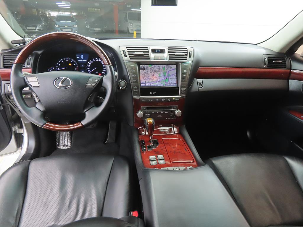 Lexus LS - Vista 7