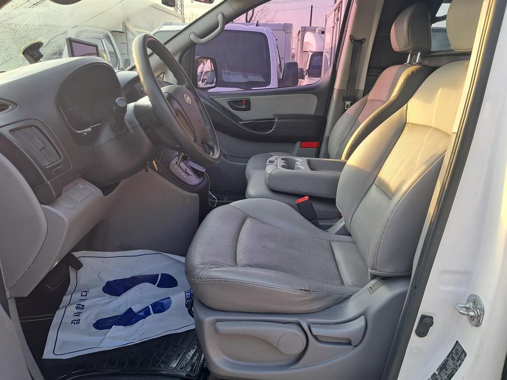 HYUNDAI Starex - Vista 10