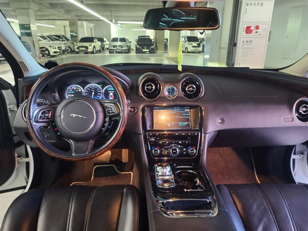 Jaguar XJ - Vista 10