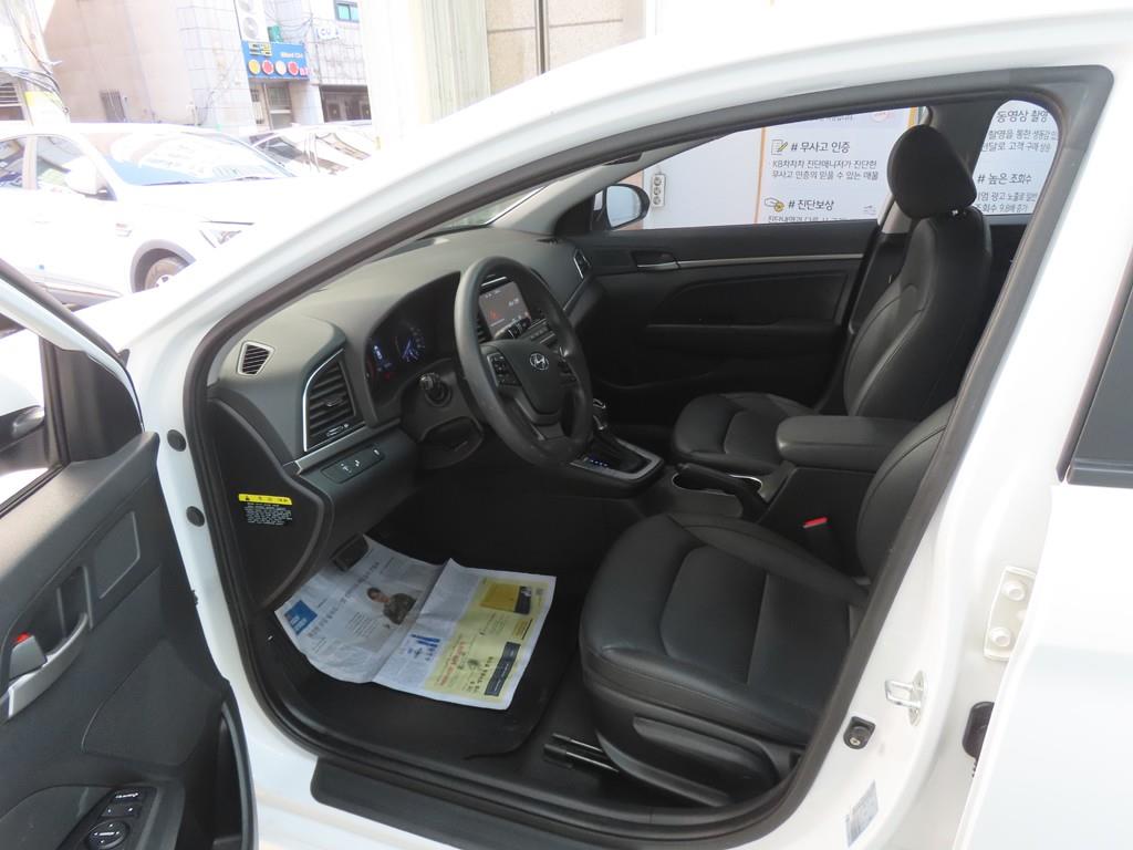 HYUNDAI Avante - Vista 5