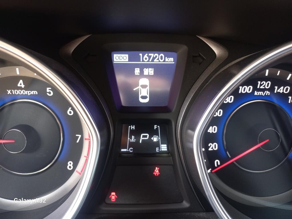 HYUNDAI Avante - Vista 9