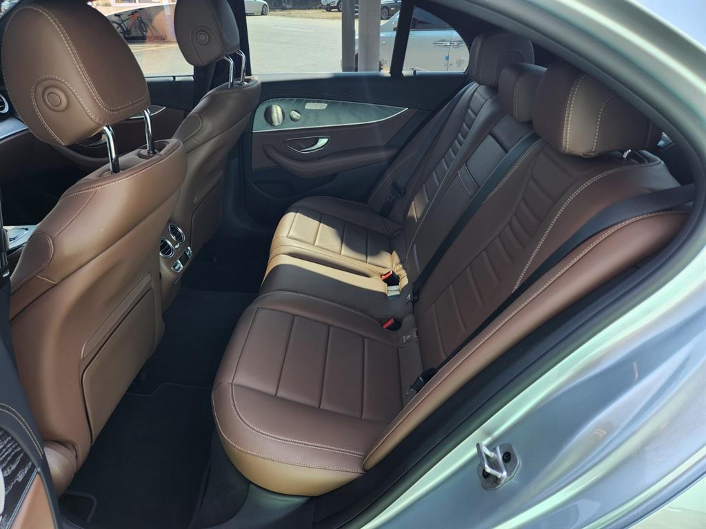 Mercedes Benz E class - Vista 8