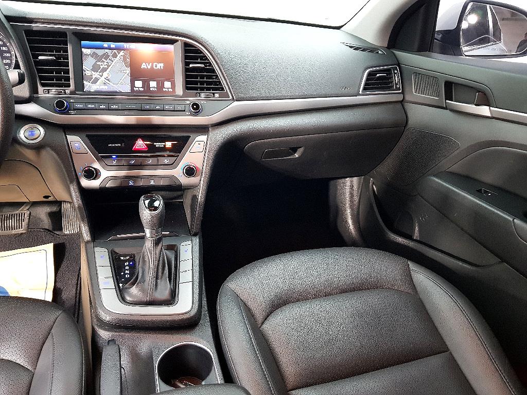 HYUNDAI Avante - Vista 10