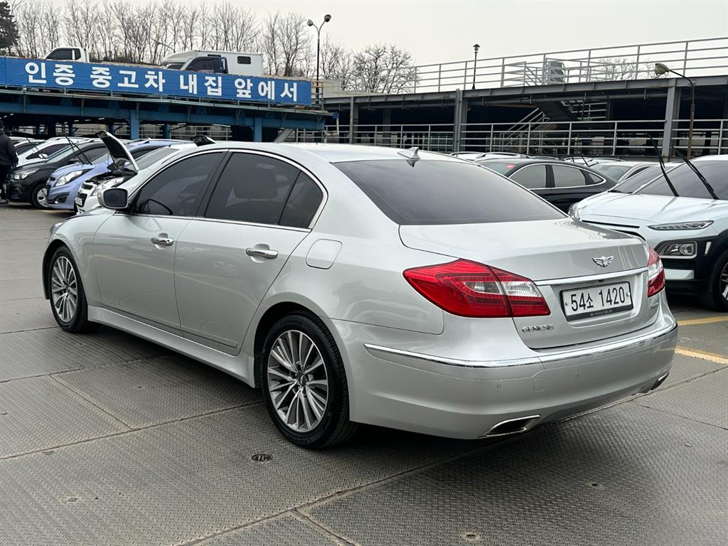 HYUNDAI Genesis - Vista 6