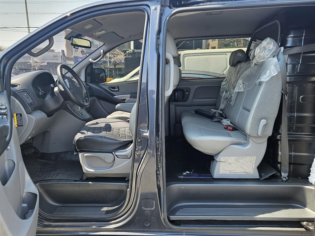 HYUNDAI Starex - Vista 8