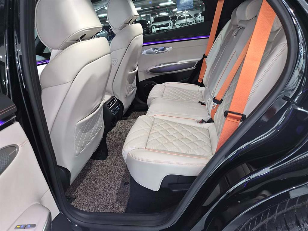 Genesis GV70 - Vista 7