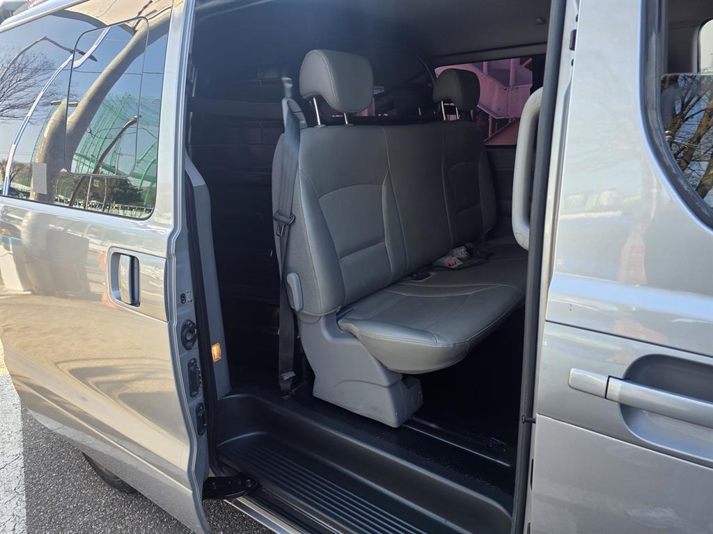 HYUNDAI Starex - Vista 10