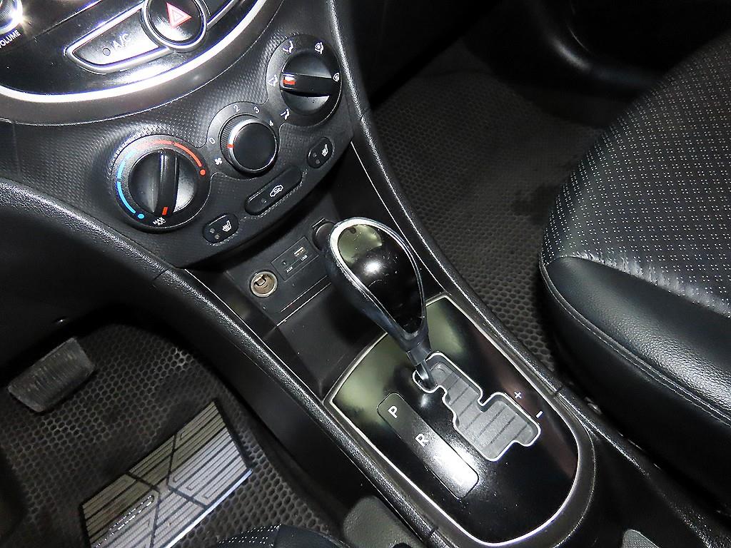 HYUNDAI Accent - Vista 12