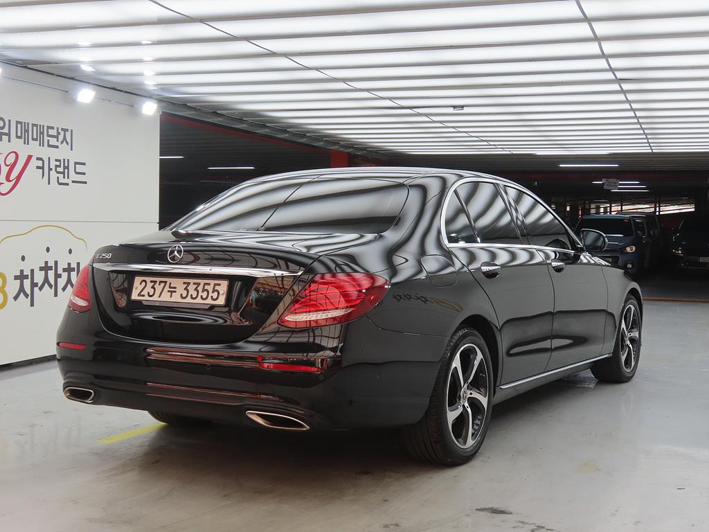 Mercedes Benz E class - Vista 4