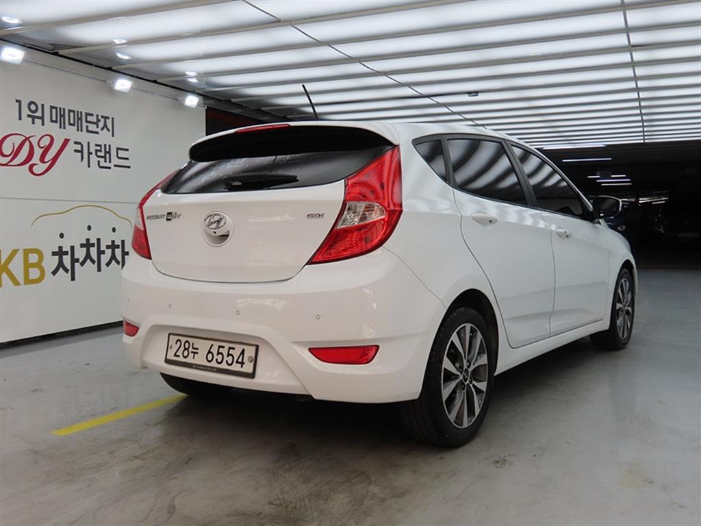 HYUNDAI Accent - Vista 4