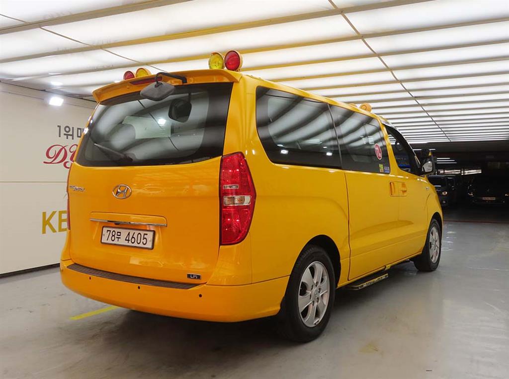 HYUNDAI Starex - Vista 3