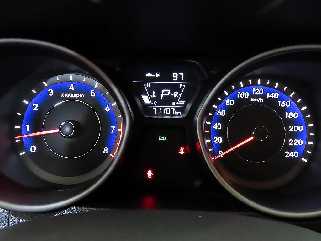 HYUNDAI Avante - Vista 9