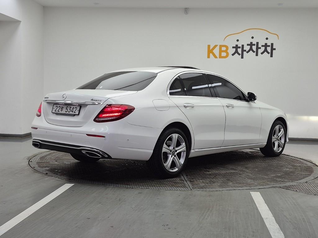 Mercedes Benz E class - Vista 4