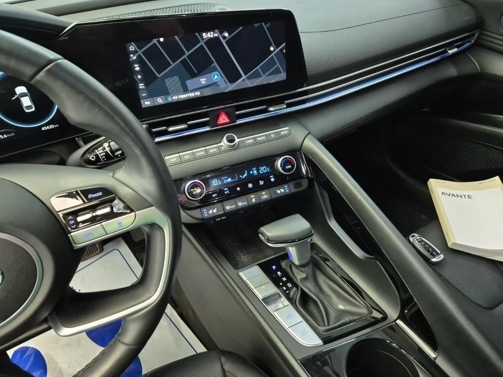 HYUNDAI Avante - Vista 10