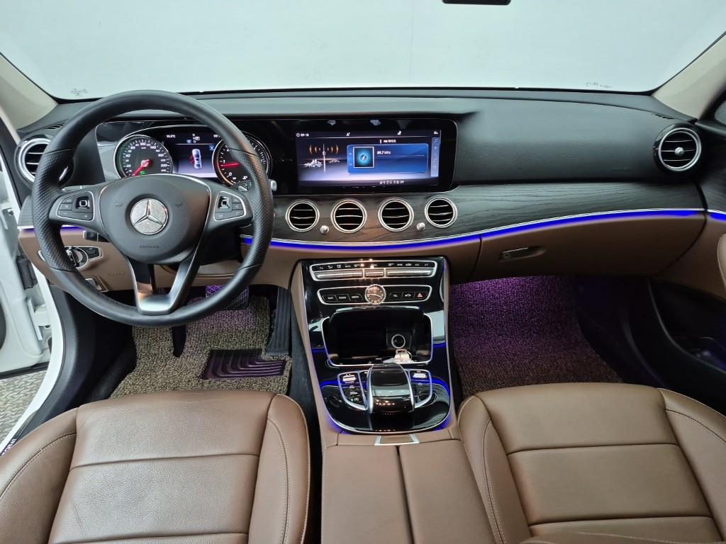 Mercedes Benz E class - Vista 5