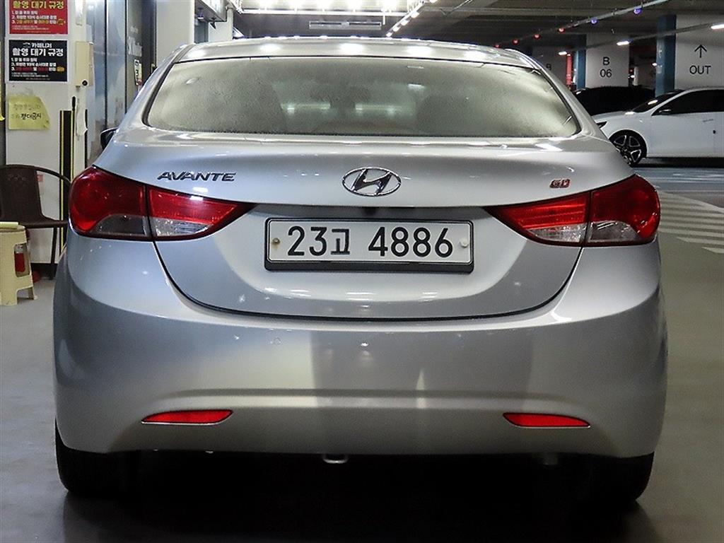 HYUNDAI Avante - Vista 5