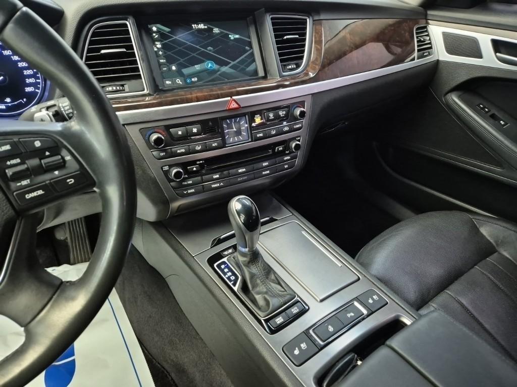 HYUNDAI Genesis - Vista 10