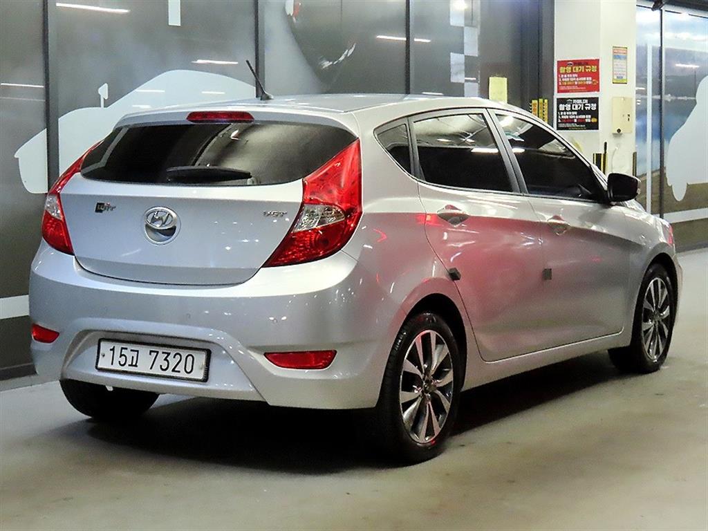 HYUNDAI Accent - Vista 4