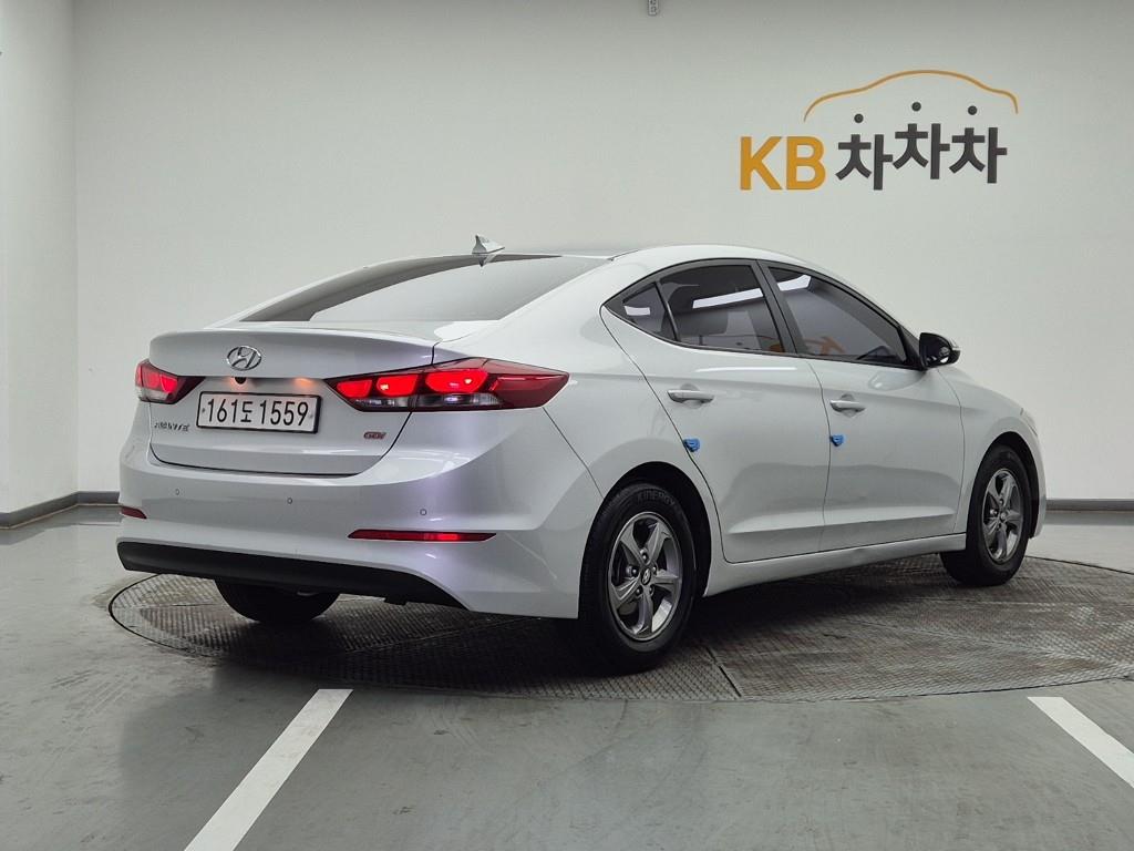 HYUNDAI Avante - Vista 4