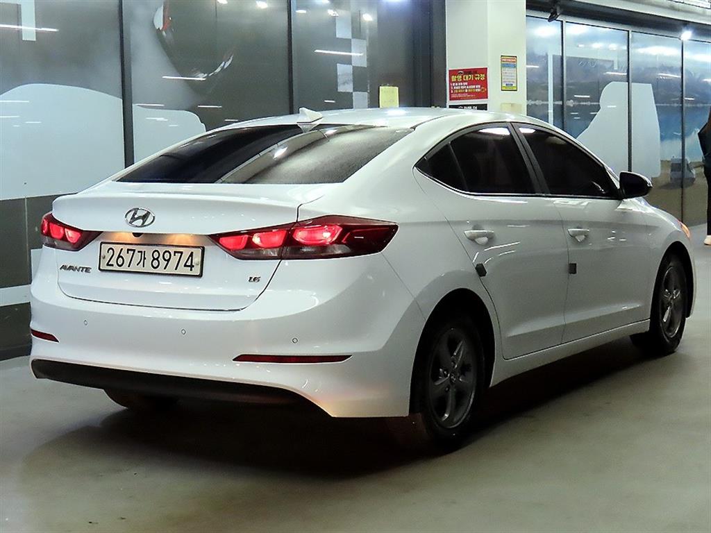 HYUNDAI Avante - Vista 4