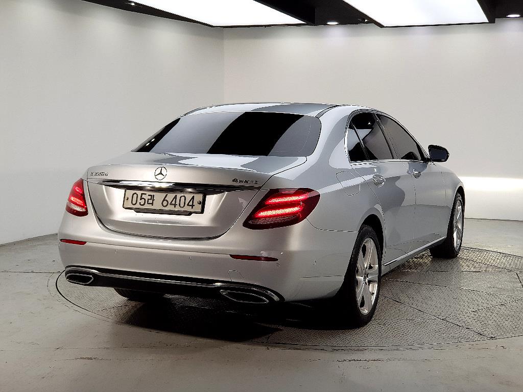 Mercedes Benz E class - Vista 4